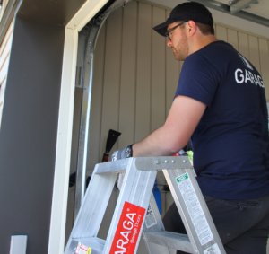 Garaga Expert inspectant une porte de garage