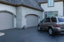 Entrée avec 2 portes de garage