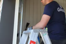 Garaga Expert inspectant une porte de garage