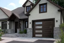 Maison avec porte de garage et cadrage en aluminium