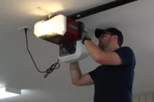 Garaga Expert installant un ouvre-porte