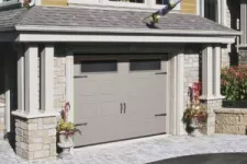 Garage avec porte de style traditionnel