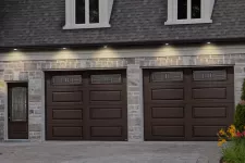 Prestige XL, 9' x 8', Brun moka, fenêtres Cachet / Agencement : porte d'entrée Novatech, modèle Orléans avec vitrail Cachet de la collection Prestige