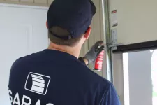 Comment faire l'entretien et remplacer les roulettes de ma porte de garage