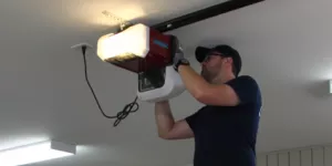 Garaga Expert installant un ouvre-porte