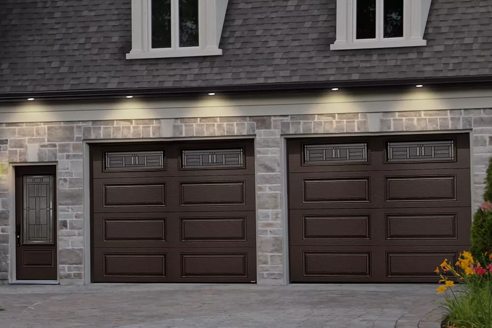 Prestige XL, 9' x 8', Brun moka, fenêtres Cachet / Agencement : porte d'entrée Novatech, modèle Orléans avec vitrail Cachet de la collection Prestige