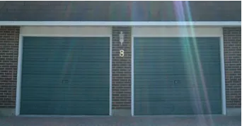 Deux vieilles portes de garage 