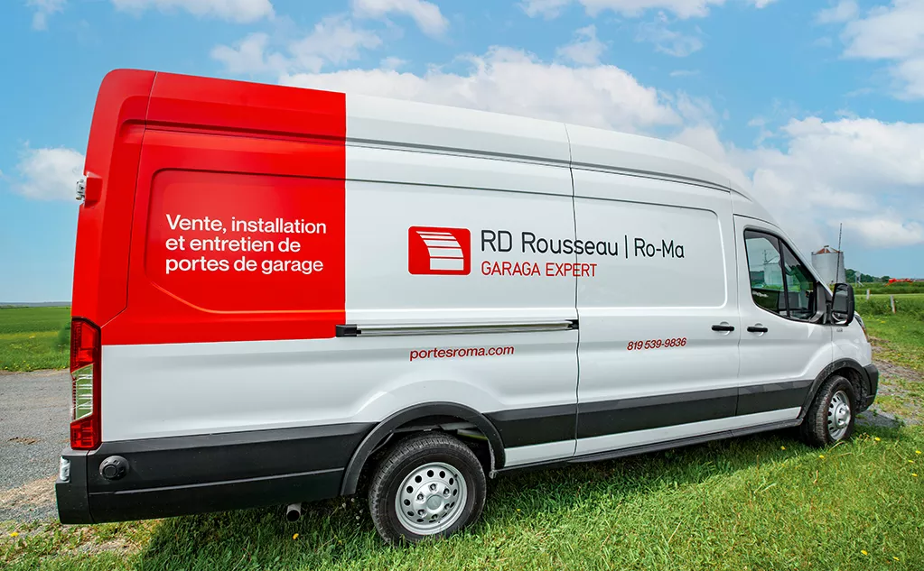 Camion Portes RD Rousseau dans un champ