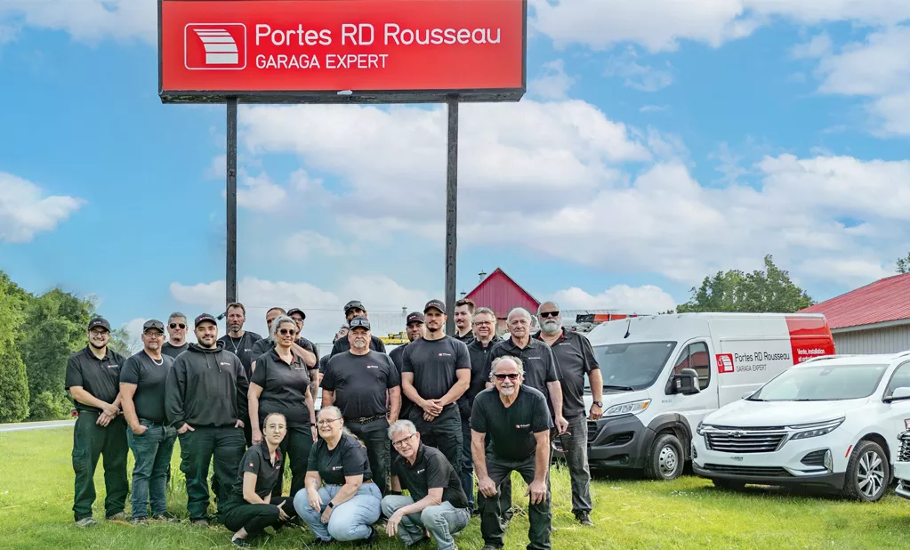 Équipe de Portes RD Rousseau devant leurs camions