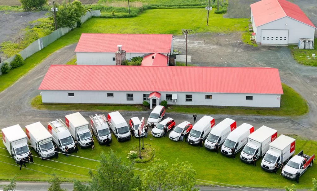 Vue aérienne commerce Portes RD Rousseau avec les camions et l'équipe